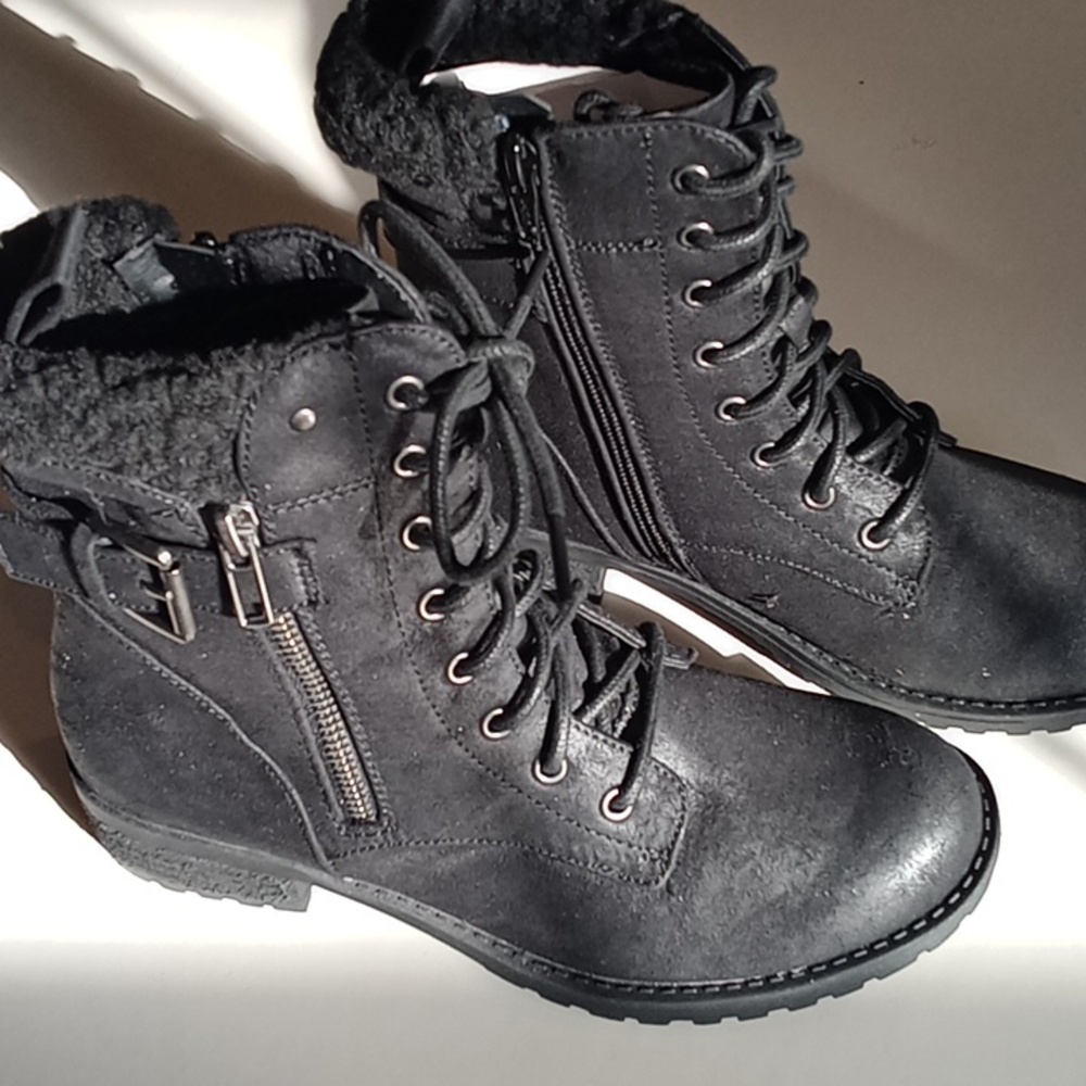 Sketchers winter boots.